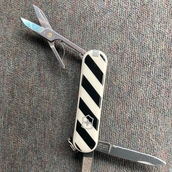 Off-white by virgil abloh rare Swiss Army knife - Picture 3 of 3